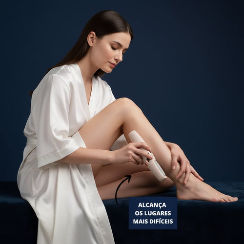 Mujer utilizando la lijadora eléctrica de pies recargable para remover callosidades y piel seca en la zona del talón.