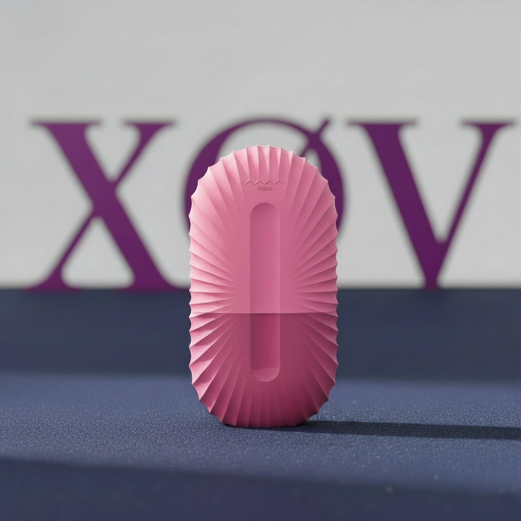 Molde de hielo facial Xorevial en color fucsia, dispositivo reutilizable de silicona para masajes fríos reafirmantes y tonificantes.